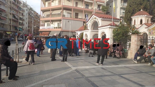 Θεσσαλονίκη: Συνωστισμός έξω από εκκλησία λόγω… Ψυχοσάββατου [Εικόνες]