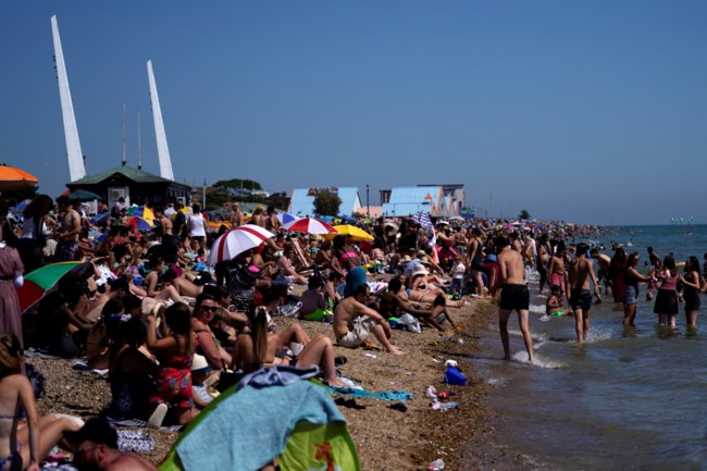 Απίστευτες φωτό: Οι Βρετανοί αρνούνται να κρατήσουν αποστάσεις - Τρελός συνωστισμός στις παραλίες [εικόνες]