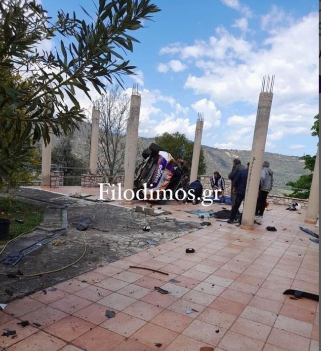 Απίστευτο περιστατικό στο Αίγιο: Αγωνιστικό αυτοκίνητο "προσγειώθηκε" σε αυλή σπιτιού - Δύο τραυματίες [εικόνες]