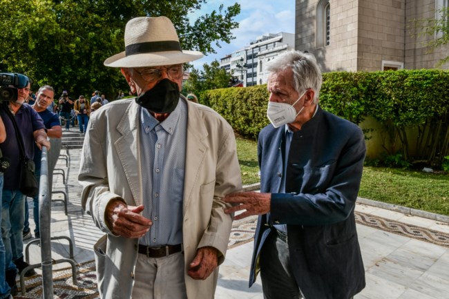Μίκης Θεοδωράκης: Ο τελευταίος συγκινητικός αποχαιρετισμός από τον Κώστα Γαβρά και τον Βασίλη Βασιλικό [Εικόνες]