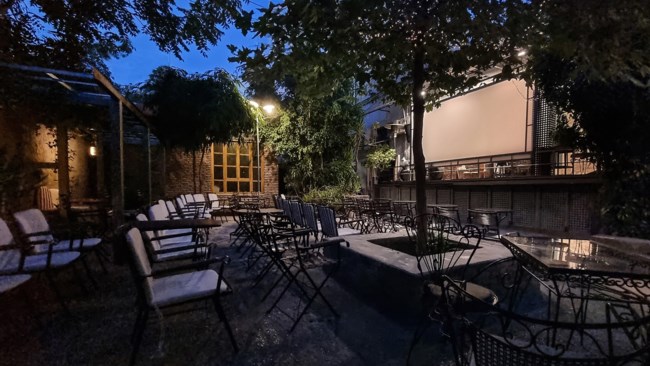 Θερινό σινεμά στην πόλη στην όμορφη αυλή του Επί Κολωνώ - Καλοκαιρινές σινεφίλ βραδιές με μοχίτο με δυόσμο από τον κήπο