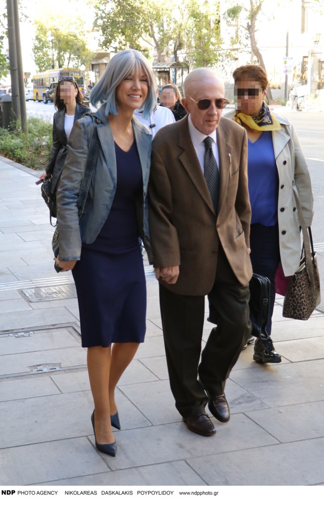 Τζόρτζια Σιακαβάρα: Στην Αθήνα με ντεγκραντέ περούκα και ασορτί σακάκι σε ασημί και μπλε τόνους