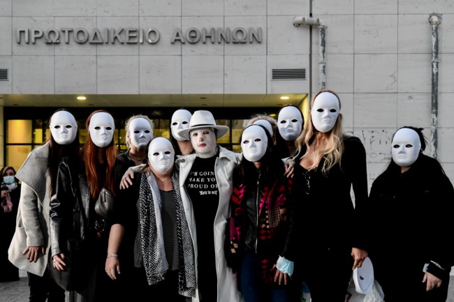 Επίθεση με βιτριόλι: Ικανοποιημένη από την απόφαση η Ιωάννα - "Μπορώ να επικεντρωθώ στην υγεία μου" [Εικόνες - Βίντεο]