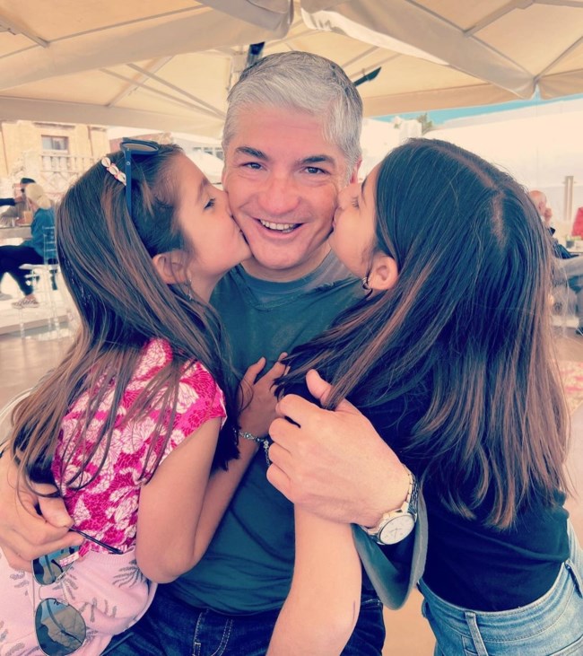 Σταματίνα Τσιμτσιλή - Θέμης Σοφός: Το υπέροχο στιγμιότυπο του μπαμπά με τις κόρες του Νάγια και Μαίρη