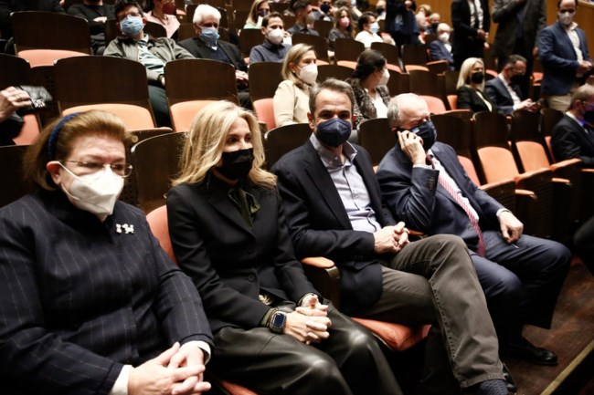 Σε συναυλία για την Ουκρανία ο Μητσοτάκης: Ελπίζω το βιολί του Λεωνίδα Καβάκου να ακουστεί πιο δυνατά από τις βόμβες της Ρωσίας