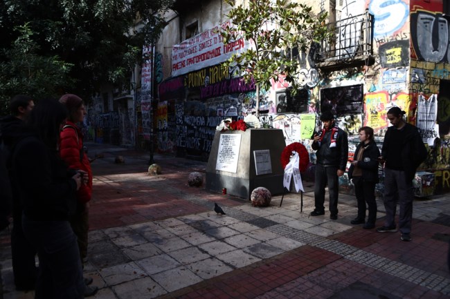 Επέτειος Γρηγορόπουλου: Πολίτες αφήνουν λουλούδια στο μνημείο στα Εξάρχεια [βίντεο]