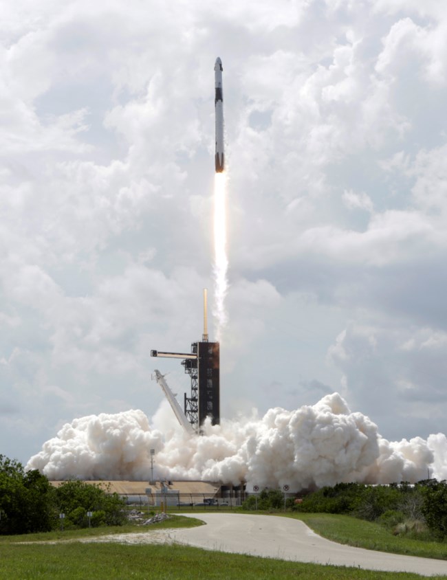 Kαρέ - καρέ η ιστορική εκτόξευση της Space Χ - Ενθουσιασμένοι Έλον Μασκ και Ντόναλντ Τραμπ [εικόνες, βίντεο]