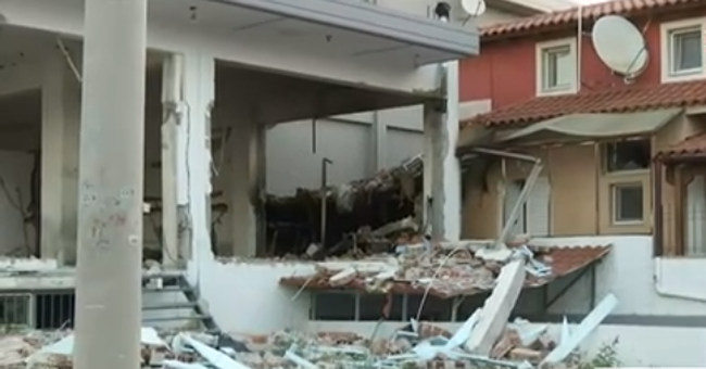 Ισχυρή έκρηξη σε ξυλουργείο στο Μενίδι - Βομβαρδισμένο τοπίο η περιοχή [βίντεο - εικόνες]