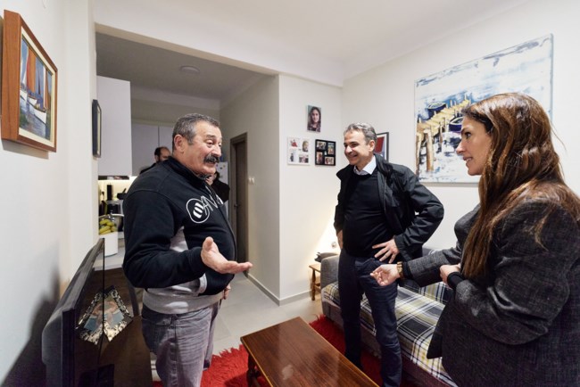 Συνάντηση Μητσοτάκη με 63χρονο ωφελούμενο κοινωνικής κατοικίας - "Το πρόγραμμα είναι υπέροχο"