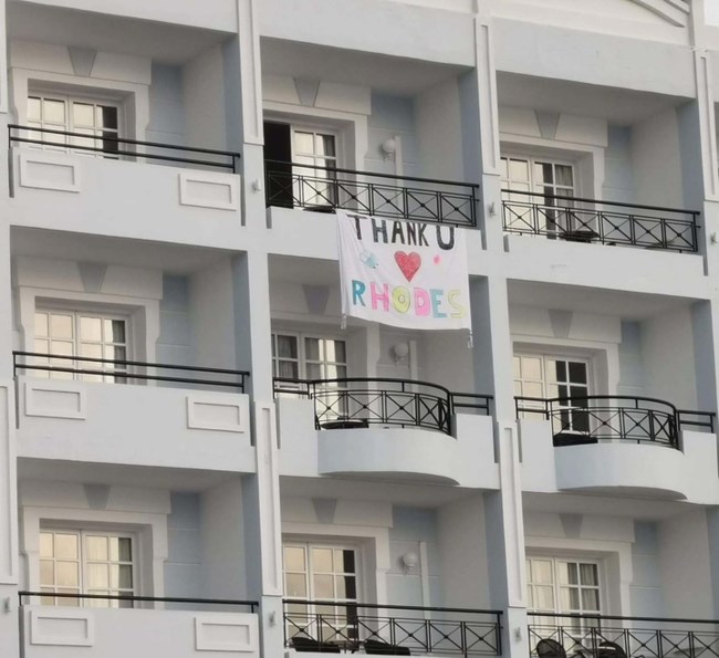 Ικανοποίηση από το "Πείραμα της Ρόδου": Επιστρέφουν οι 189 Ολλανδοί τουρίστες - Κρέμασαν πανό "Ευχαριστούμε"