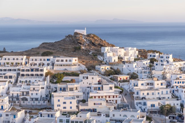 Το κυκλαδονήσι που βρίσκεται ανάμεσα στα 100 πιο αυθεντικά νησιά του κόσμου: "Λευκή άμμος και κρυστάλλινα νερά"