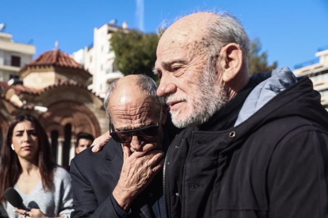 Κηδεία Χαρδαβέλλα: Οι "Ρεπόρτερς" είπαν αντίο - Συντετριμμένοι Λιάνης και Δημαράς, έπεσε ο ένας στην αγκαλιά του άλλου [βίντεο]