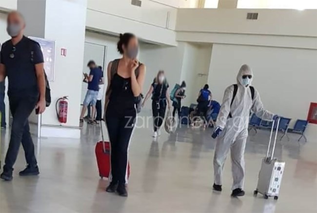 Απίστευτο: Με... πλήρη στολή κορονοϊού ταξίδεψε επιβάτης στο αεροδρόμιο των Χανίων [Εικόνα]