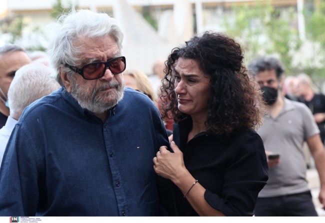 Κώστας Καζάκος: Αποχαιρετιστήρια τελετή του ΚΚΕ - Η συγκίνηση της συζύγου του - Ποιοι έδωσαν το παρών [εικόνες]