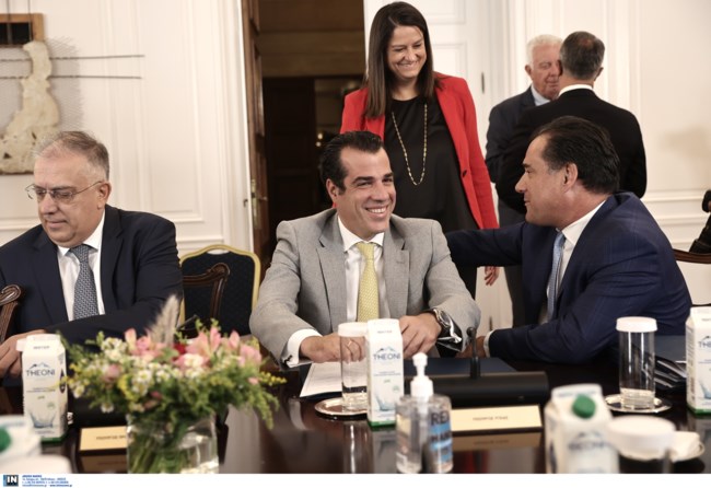 Τι συμβαίνει στην αίθουσα του υπουργικού πριν φθάσει ο Μητσοτάκης - Για πρώτη φορά φωτογραφίες