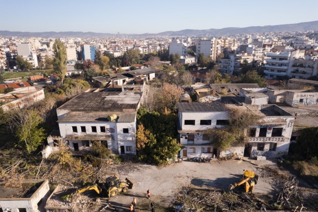 Τέλος εποχής για τον χώρο του ΑΓΝΟ - Από σημείο διανομής γάλακτος, ερείπια και κουφάρια που κατεδαφίζονται [εικόνες]