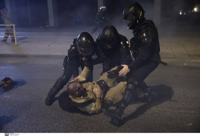 Αγριο ξύλο και χημικά στους εποχικούς πυροσβέστες από τα ΜΑΤ - Βίντεο και φωτογραφίες από τη χθεσινή επίθεση