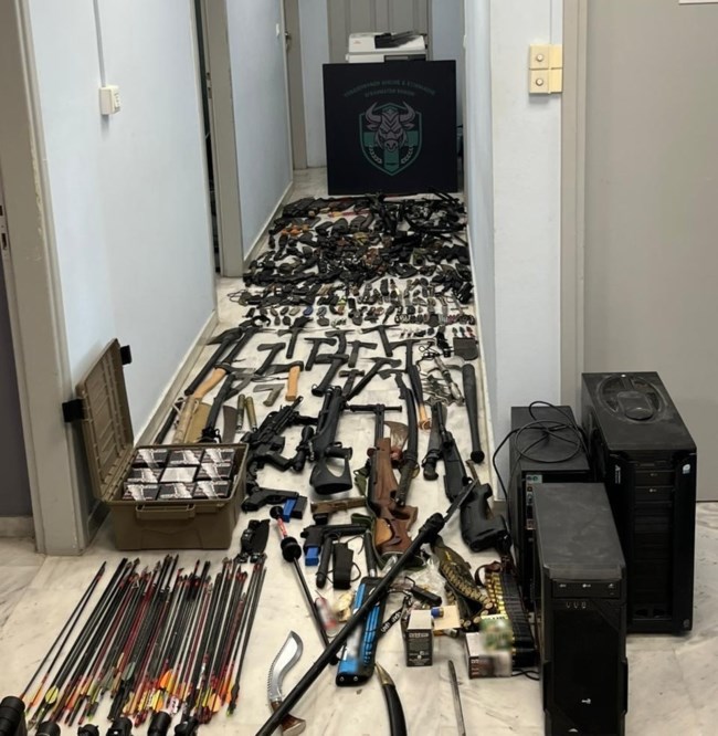 "Μία ριπή καλή": Οι απειλές του 42χρονου με το τεράστιο οπλοστάσιο σε αστυνομικούς - Το βίντεο που τον "έκαψε"