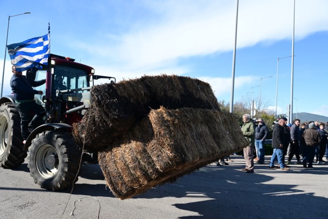 Σε εξέλιξη το αγροτικό lockdown: Κλειστή η Αθηνών - Λαμίας από το Κάστρο Βοιωτίας - Απέκλεισαν τις σήραγγες στα Τέμπη
