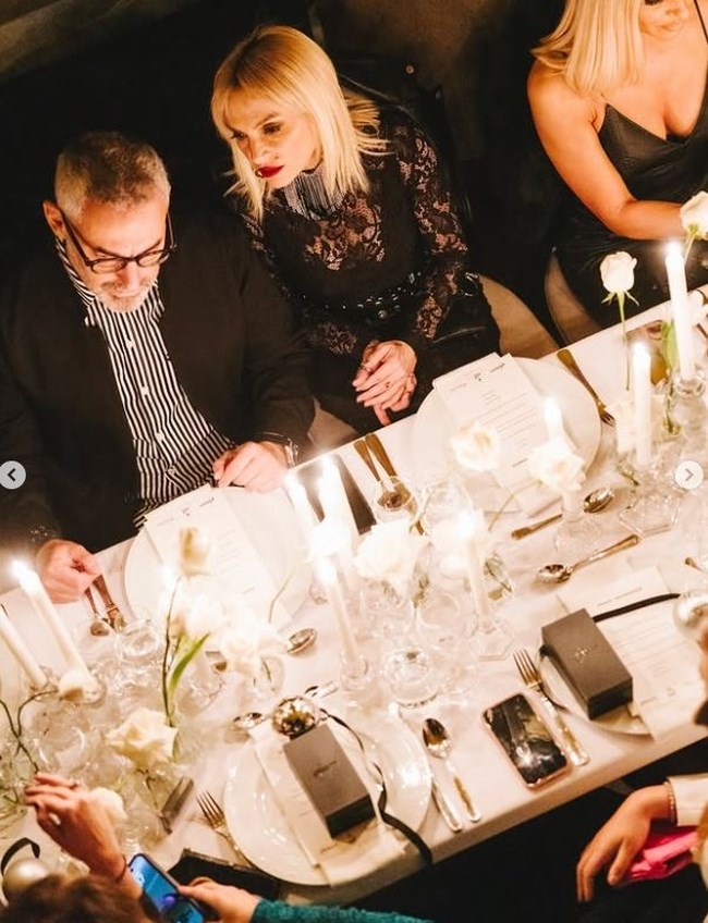 Ελεονώρα Ζουγανέλη και Νίκος Συρίγος σε glam δείπνο - Με δαντελένια δημιουργία η ερμηνεύτρια