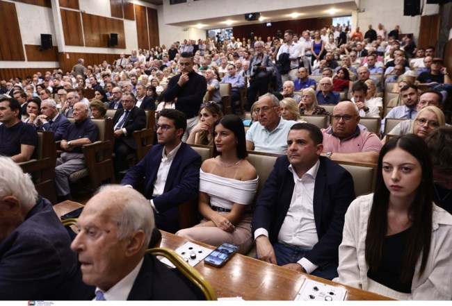 Με τα παιδιά τους στο Πολεμικό Μουσείο: Τα δίδυμα του Καραμανλή και ο γιος του Σαμαρά [εικόνες]