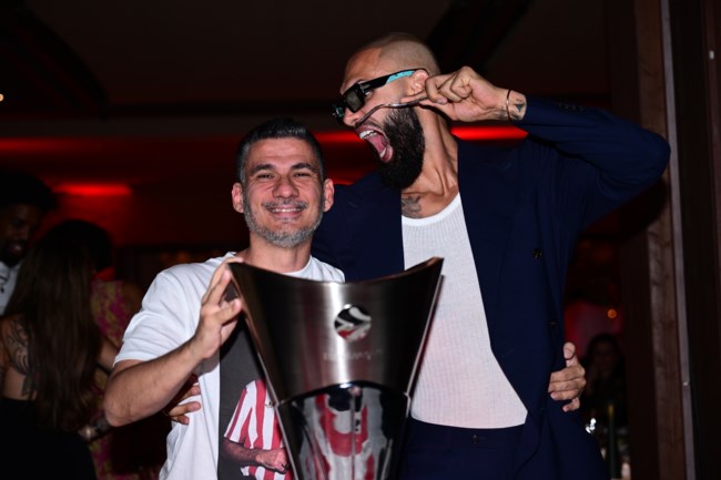 Ολυμπιακός: Τρελό πάρτι με "MVP" ξανά τον Φουρνιέ και σημαιοφόρο τον Γουόκαπ - Τσιφτετέλια, βουτιές στην πισίνα