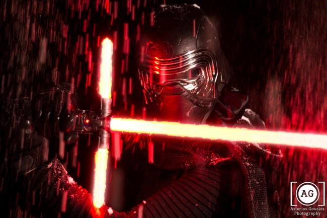 Διονύσης Κομποθέκλας: Ενας από τους τέσσερις στον κόσμο που κατασκευάζουν φωτόσπαθα του "Πολέμου των Αστρων"