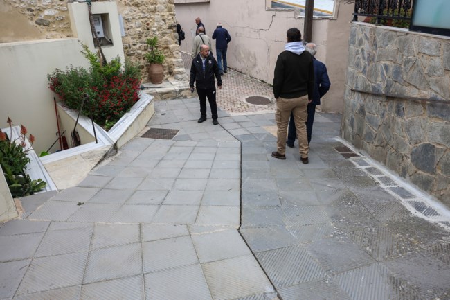 Βούτες Ηρακλείου: Κατολίσθηση "βλέπει" ο καθηγητής του ΕΜΠ Λουπασάκης πίσω από τις ρωγματώσεις [βίντεο]