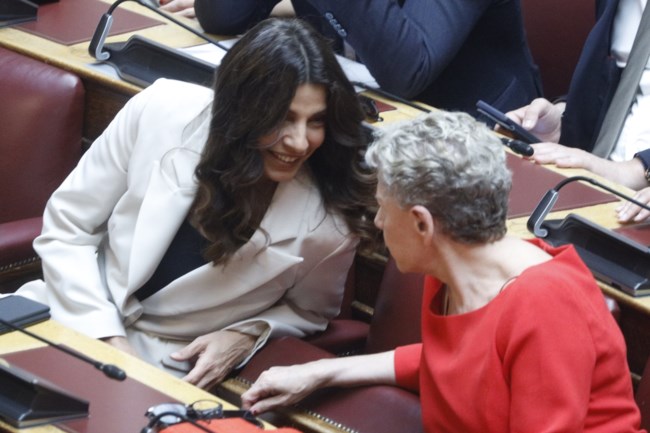 Τσαπανίδου και Ακρίτα στη Βουλή