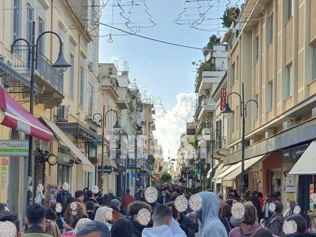 Χαμός στην Πάτρα: Πλήθος κόσμου στους δρόμους - Προκλητικά "ρεβεγιόν" στα… κλειστά μπαράκια