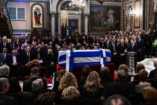Ολοκληρώθηκαν οι επικήδειοι και ακολουθεί η πομπή