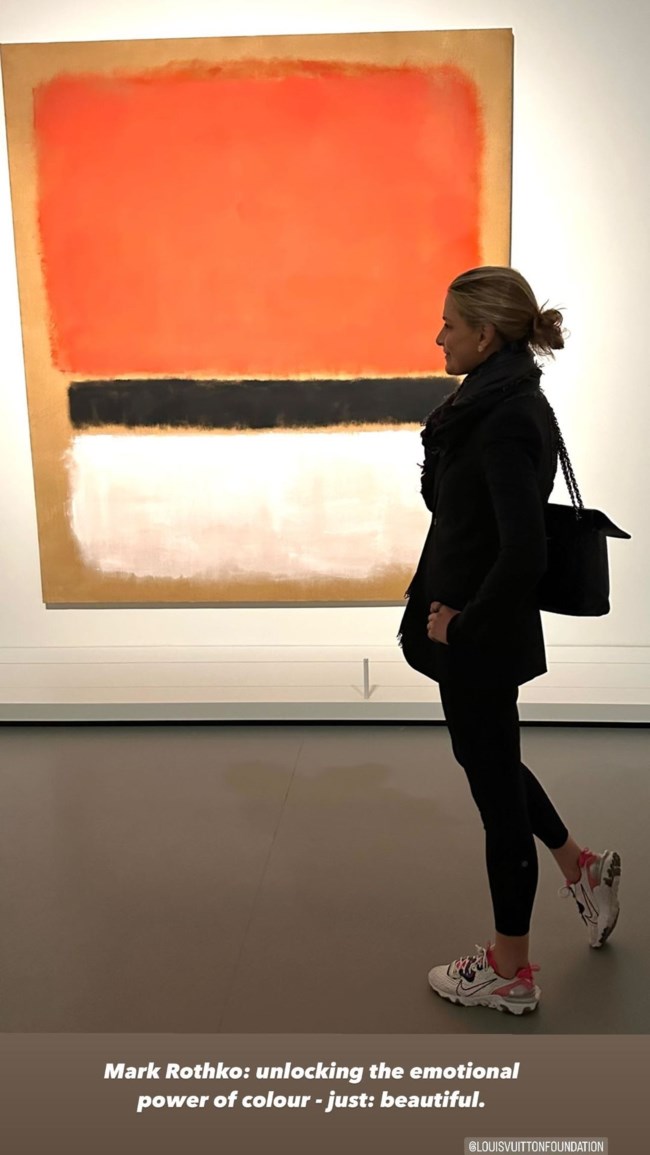 Τατιάνα Μπλάτνικ: Η απόλυτη athleisure εμφάνιση στο Παρίσι με κολάν, σνίκερς και Chanel