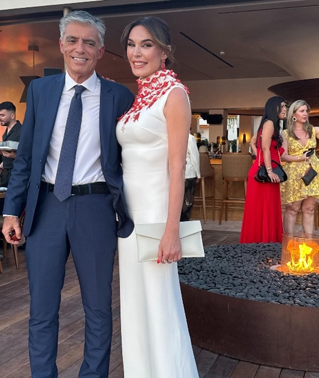 Τατιάνα Στεφανίδου: Με μάξι φόρεμα Celia Kritharioti με μακριά ουρά και διακοσμημένο λαιμό σε glam party στην Αθηναϊκή Ριβιέρα