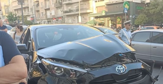 Σοκαριστικό τροχαίο στην Κηφισίας: Αυτοκίνητο καβάλησε το πεζοδρόμιο και παρέσυρε πεζούς και δίκυκλα