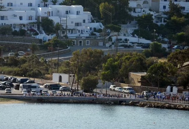 Ο συγκινητικός αποχαιρετισμός στους δύο 18χρονους στην Ίο από τους φίλους και συμμαθητές τους - Με τιμητικό "άγημα"