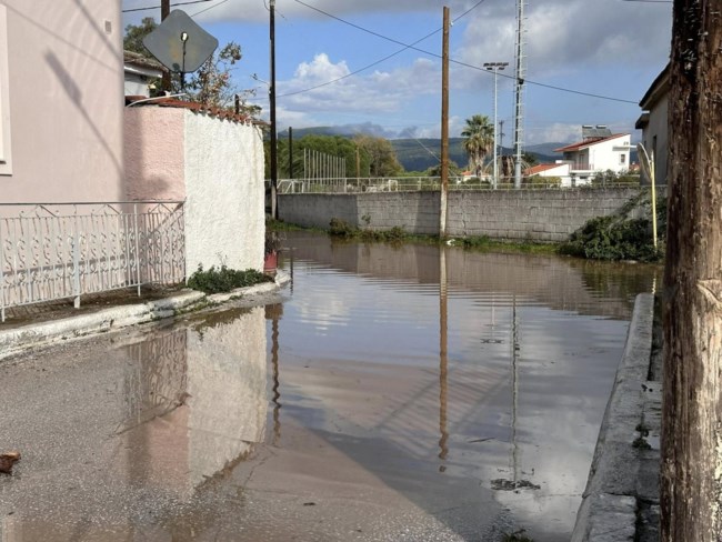 Μυτιλήνη: Σοβαρά προβλήματα από την κακοκαιρία σε Καλλονή και Σκάλα - "Εσπασαν" ποταμοί, πλημμύρισαν σπίτια