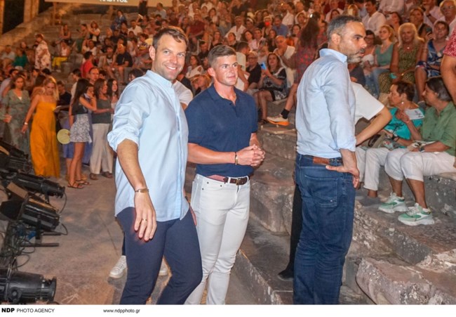 Στέφανος Κασσελάκης - Τάιλερ ΜακΜπέθ: Με casual chic look στο Αρχαίο Θέατρο Επιδαύρου - Ποια παράσταση είδαν