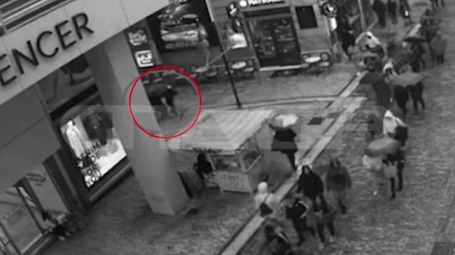 Επίθεση στην Ερμού: Φωτογραφίες ντοκουμέντα - Η στιγμή που ο 32χρονος Ιρακινός μαχαιρώνει την 22χρονη