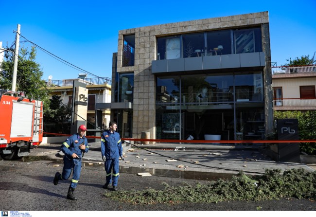 Κακοκαιρία στην Αττική: Τρεις τραυματίες στο Νέο Ηράκλειο - Γυναίκα σε σοβαρή κατάσταση, την καταπλάκωσε τοίχος