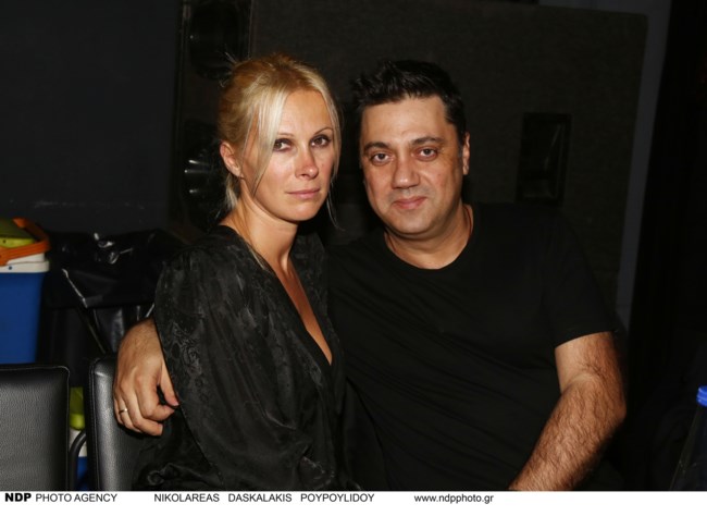 Βίλλυ Θεοφάνους: Συνδύασε το καλοκαιρινό μίνι φόρεμα με πουλόβερ στην ίδια απόχρωση