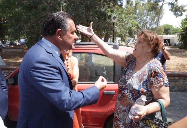 Επίσκεψη Γεωργιάδη στη Λέρο: Οι αποδοκιμασίες και η κυρία που "έστειλε ο Πολάκης", αλλά "στο τέλος με συμπάθησε" [εικόνες-βίντεο]