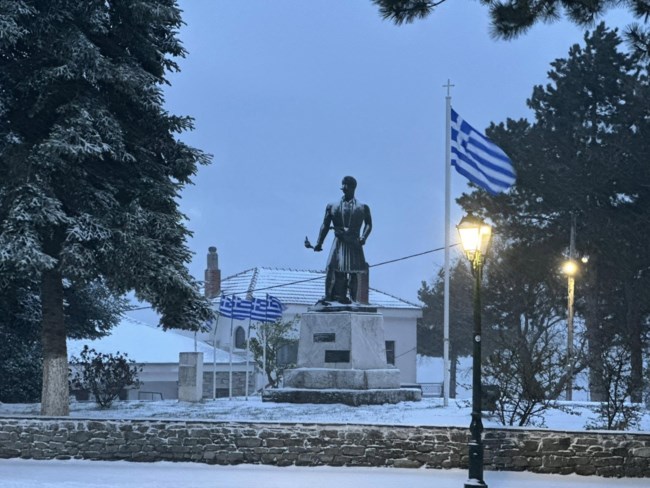 Κακοκαιρία: Στα λευκά ντύθηκαν τα ορεινά της Λάρισας - Βουτιά της θερμοκρασίας ακόμα και στα παράλια