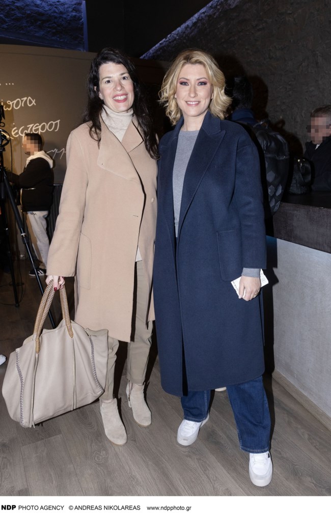 Σία Κοσιώνη: Βραδινή εμφάνιση με κομψό μπλε παλτό, τζιν και σνίκερς - Το απίθανο μακιγιάζ της