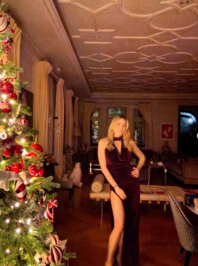 Η Μαριέττα Χρουσαλά εντυπωσιάζει με βελούδινη βουργουνδί δημιουργία - Στο σαλόνι της έπαυλής της