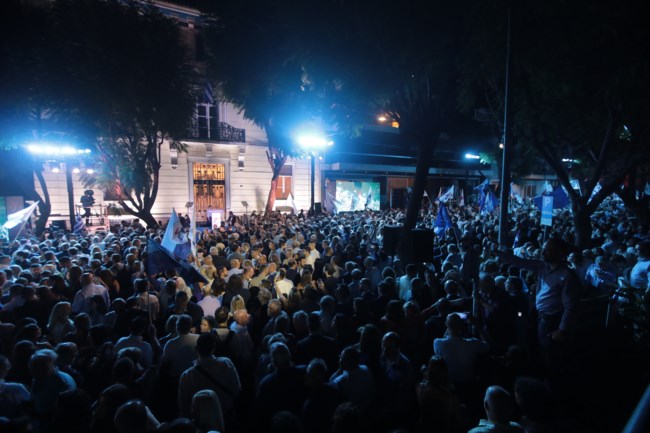 Με αιχμές το γαλάζιο πάρτι στη Ρηγίλλης: Ο Μητσοτάκης τα είπε στους νεοδημοκράτες για να τα ακούσουν Καραμανλής και Σαμαράς