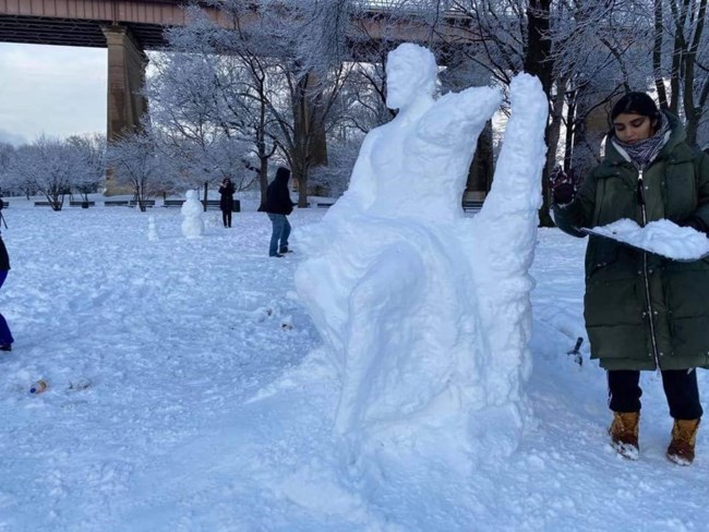 Νέα Υόρκη: Άγαλμα του Ιπποκράτη από χιόνι έφτιαξαν ελληνοαμερικανοί καλλιτέχνες στο Astoria Park [εικόνες]