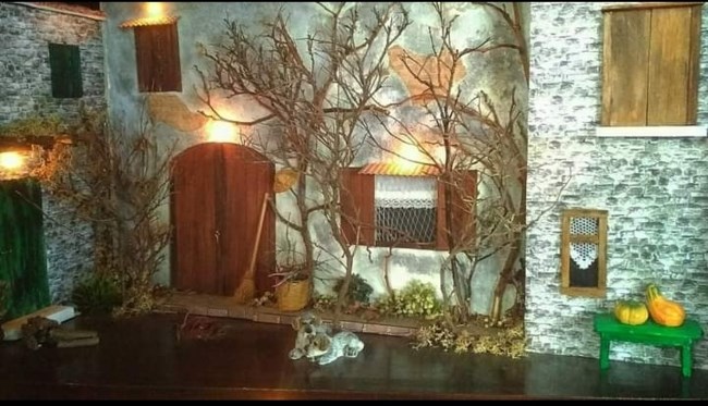 Νοικοκυρά κατασκευάζει τέλειες μινιατούρες με τα πιο απίθανα υλικά - Ενα... χωριό στο σπίτι της [εικόνες]