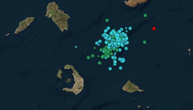 Συναγερμός για τους εκατοντάδες σεισμούς στη Σαντορίνη: Εγκαταλείπουν μαζικά το νησί - Εστησε σκηνές η ΕΜΑΚ
