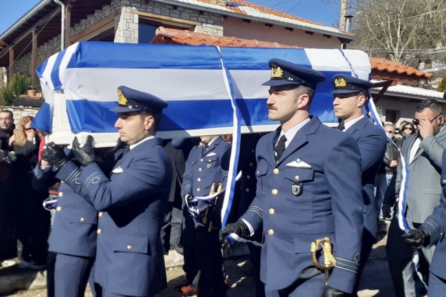 Θρήνος στην κηδεία του σμηναγού Τσιτλακίδη: Υποβασταζόμενη η σύντροφός του - "Ψηλά ψηλά", ψέλλιζε η μητέρα