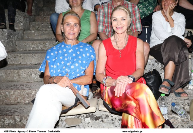 Ελλη Στάη - Ελένη Κόκκαλη: Μαζί στο θέατρο της Επιδαύρου - Με διαφορετικό look η δημοσιογράφος